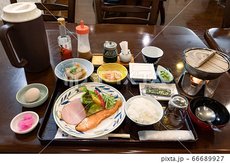 日本のホテル旅館の朝食 和食 全景 横位置 66689927