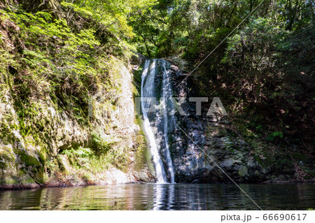 虹の滝と滝つぼの水面 香川県三木町 夏 昼間 晴れ 横位置 虹の滝と滝つぼの水面 香川県三木町 夏 昼間 晴れ 横位置 66690617