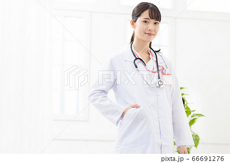 医者 女性 クリニック 白衣 医者 女性 クリニック 白衣 66691276