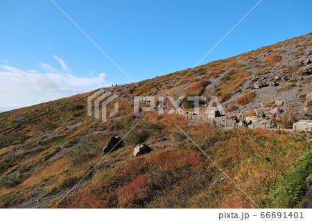 紅葉の那須岳　茶臼岳登山道 66691401