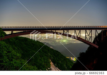 磐梯吾妻スカイラインつばくろ谷不動沢橋から福島市内の夜景を望む 66692363