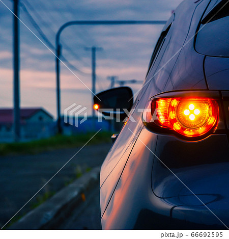 夕景と自動車のテールライト 夕景と自動車のテールライト 66692595