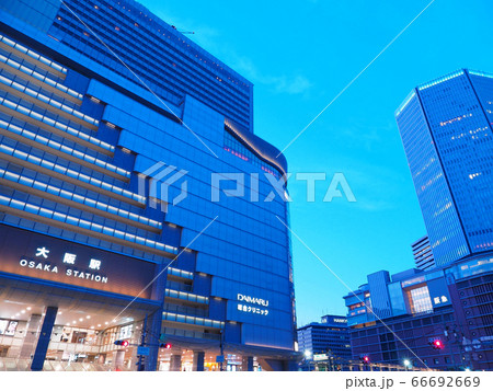 夕暮れの大阪 JR大阪駅サウスゲートビルディングと梅田阪急ビル 夕暮れの大阪 JR大阪駅サウスゲートビルディングと梅田阪急ビル 66692669