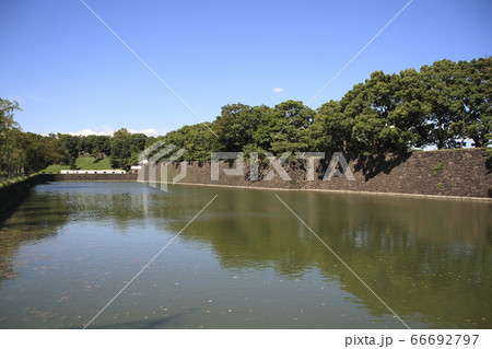 三宅坂付近の皇居・桜田濠 66692797