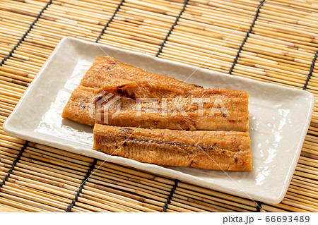 うなぎの蒲焼き(国産)。背景すだれで夏・土用の丑の日イメージ。 うなぎの蒲焼き(国産)。背景すだれで夏・土用の丑の日イメージ。 66693489
