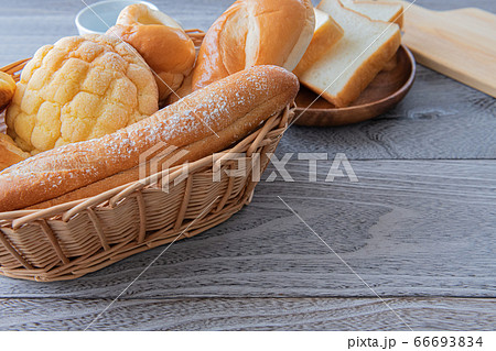 パンたくさん木目背景 パンたくさん木目背景 66693834