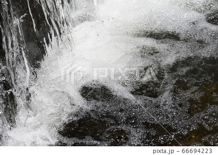 自然の抽象的背景・小川の堰のしぶき 66694223