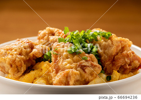 鶏肉の唐揚げ丼(青ねぎがけ)。 66694236