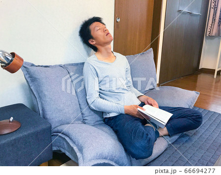 読書をする男性 66694277