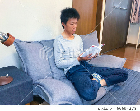 読書をする男性 66694278