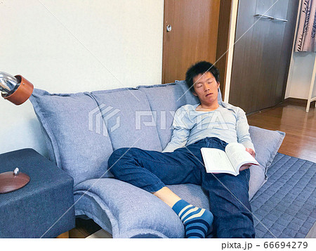 読書をする男性 66694279