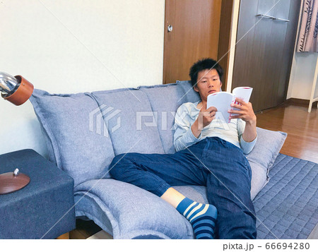読書をする男性 66694280