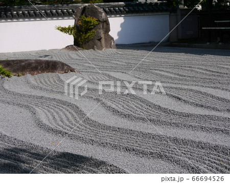石庭の波模様の写真素材