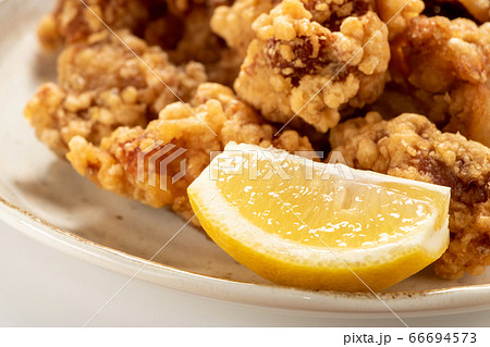 鶏肉の唐揚げに添えられたレモン。 66694573
