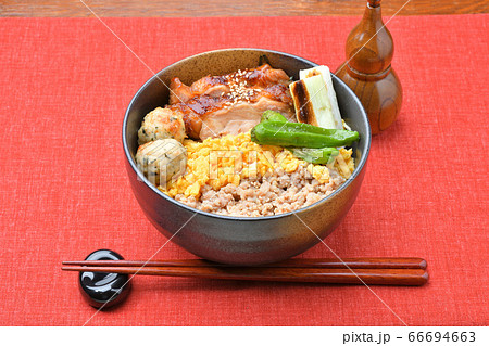 焼鳥丼、焼き鳥重、鶏肉3色丼、テリヤキ重。鶏挽肉そぼろ、玉子そぼろ、鶏もも肉照焼き、つくね、ネギ。 66694663