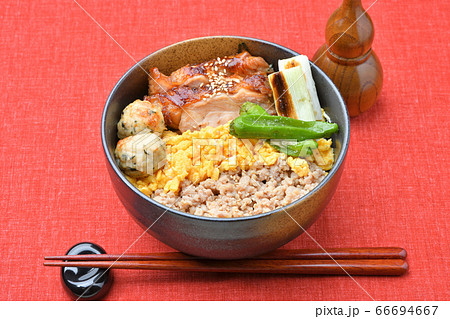 焼鳥丼、焼き鳥重、鶏肉3色丼、テリヤキ重。鶏挽肉そぼろ、玉子そぼろ、鶏もも肉照焼き、つくね、ネギ。 66694667