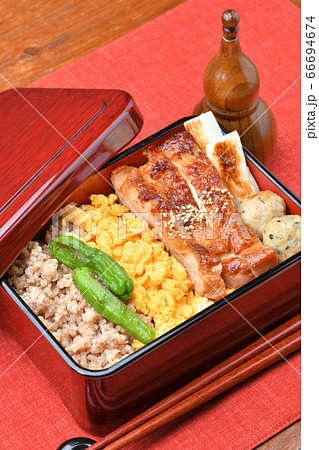 焼鳥丼、焼き鳥重、鶏肉3色丼、テリヤキ重。鶏挽肉そぼろ、玉子そぼろ、鶏もも肉照焼き、つくね、ネギ。 焼鳥丼、焼き鳥重、鶏肉3色丼、テリヤキ重。鶏挽肉そぼろ、玉子そぼろ、鶏もも肉照焼き、つくね、ネギ。 66694674