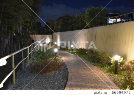 ホテルへの道 66694975