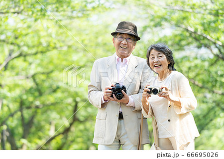 シニア夫婦 旅行 カメラ カップル 66695026