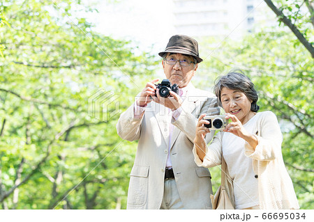 シニア夫婦 旅行 カメラ カップルの写真素材