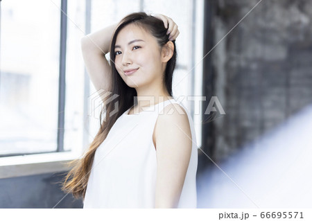 若い女性　ビューティーイメージ　ヘアケア 66695571