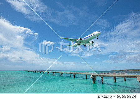 南海離島のエメラルドグリーンの海岸から着陸する飛行機 66696824