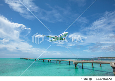 南海離島のエメラルドグリーンの海岸から着陸する飛行機 南海離島のエメラルドグリーンの海岸から着陸する飛行機 66696828