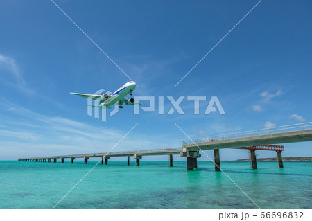 南海離島のエメラルドグリーンの海岸から着陸する飛行機 66696832