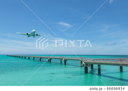南海離島のエメラルドグリーンの海岸から着陸する飛行機 南海離島のエメラルドグリーンの海岸から着陸する飛行機 66696834