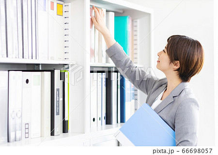 女性　ビジネス　オフィス　 66698057