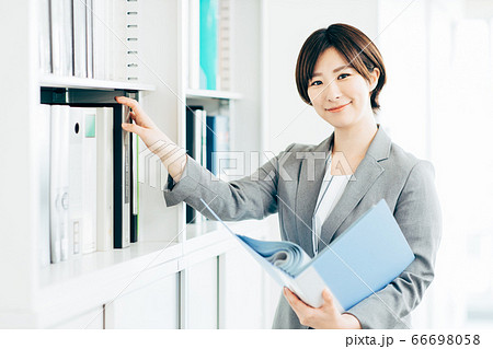 女性　ビジネス　オフィス　 66698058
