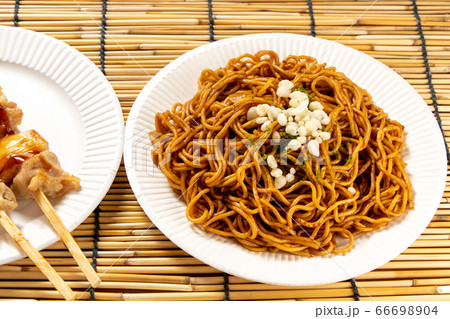 紙皿に盛られたソース焼きそば 夏祭りの屋台メニューイメージ の写真素材