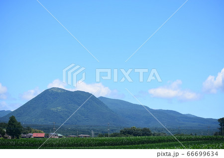 群馬県　赤城山と青空の風景 66699634