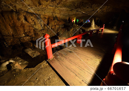 満奇洞 ライトアップされた幻想的な鍾乳洞の風景 満奇洞 ライトアップされた幻想的な鍾乳洞の風景 66701657