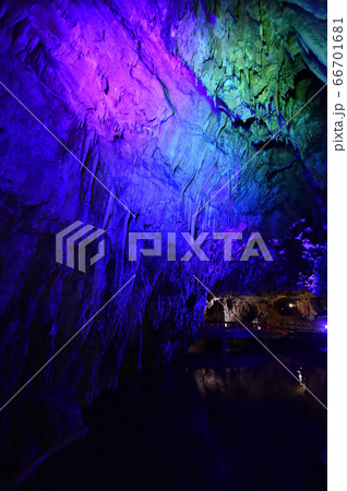 満奇洞　ライトアップされた幻想的な鍾乳洞の風景 66701681