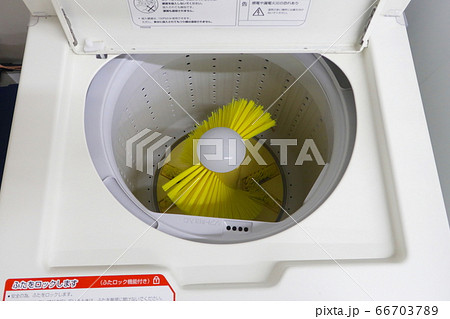 コインランドリーのシューズ洗濯機 66703789