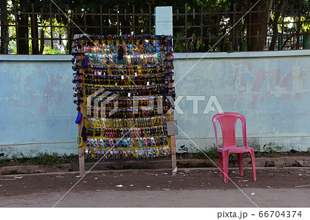 バングラデシュのコックスバザール　ビーチ沿いの露店　販売中の沢山のサングラス 66704374