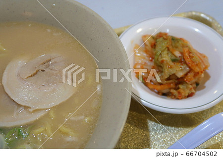 キムチ付きの豚骨ラーメン キムチ付きの豚骨ラーメン 66704502