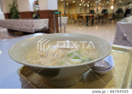 キムチ付きの豚骨ラーメン キムチ付きの豚骨ラーメン 66704505