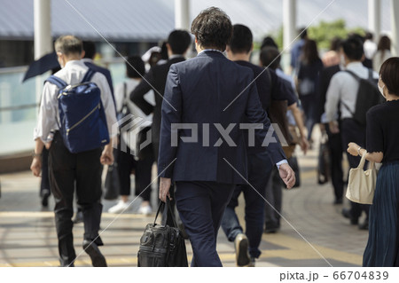 緊急事態宣言解除後も三密の通勤風景 緊急事態宣言解除後も三密の通勤風景 66704839