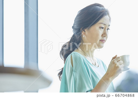 部屋 家 女性 66704868