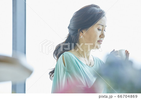 部屋 家 女性 66704869