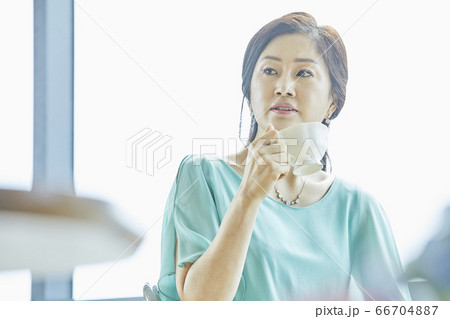 部屋 家 女性 66704887