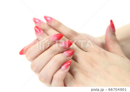 赤いグラデーションカラーのラメ入りネイル 赤いグラデーションカラーのラメ入りネイル 66704901