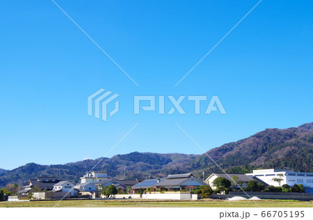 さぎの湯温泉街の爽やかな朝の風景 … 島根県 安来市（快晴） 66705195
