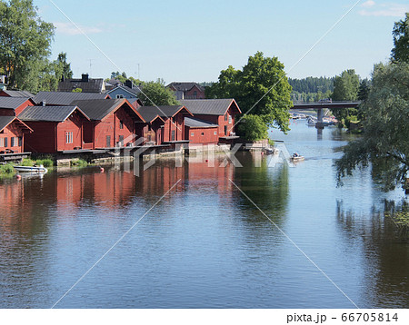 フィンランドのポルヴォー旧市街、ポルヴォー川沿いの風景 フィンランドのポルヴォー旧市街、ポルヴォー川沿いの風景 66705814