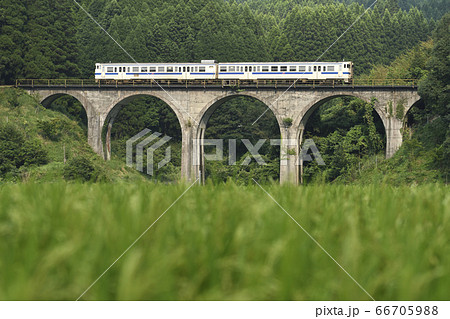 在りし日のめがね橋を行くJR日田彦山線のディーゼルカー 66705988