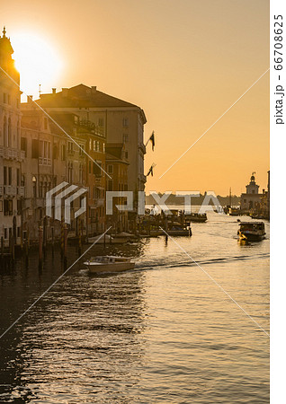 ベネチア イタリア 夕焼け シルエット 日の入り 運河の町 観光地 歴史ある町の写真素材