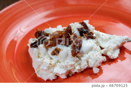 Cottage cheese , cream and  a  little dried dates 66709125
