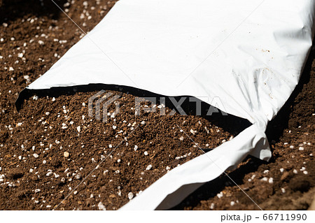 培養土で栽培準備　家庭菜園用の培養土　ガーデニング用の培養土の購入 66711990